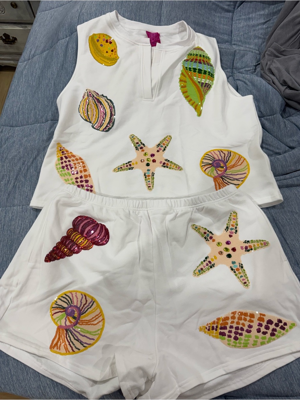 QUEEN OF SPARKLES White Embellished Seashell & Starfish Tank Set